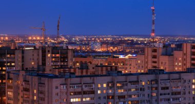 Voronej akşam cityscape çatı üzerinden. Uyku çeyrek, ev, şehir ışıkları, 