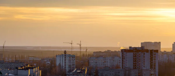 Vista superior do telhado na paisagem urbana de Voronezh pôr do sol, edifícios em d — Fotografia de Stock