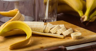 Ahşap kesme tahtası üzerinde içine muz dilimleri kesmek