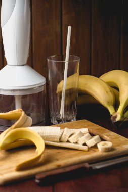 Muz smoothies için malzemeler: muz, karanlık pas üzerinde blender
