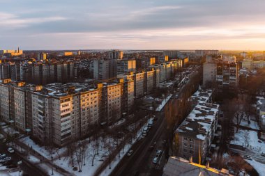 Hava panoramik akşam cityscape Voronej çatı üzerinden. Evler, günbatımı, gökyüzü