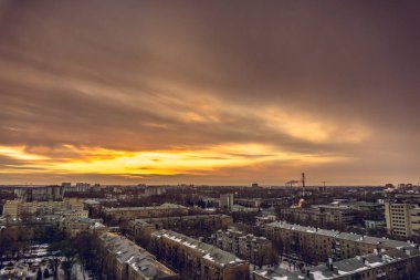 Hava akşam cityscape Voronej çatı üzerinden. Evler, günbatımı, gökyüzü, bulutlar
