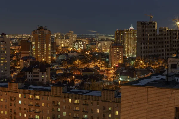 Vista aérea nocturna del paisaje urbano de invierno de la sala de estar en Voronezh, casas — Foto de Stock