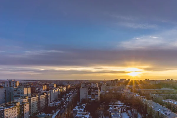 Lotnicze panoramiczne wieczorem gród z dachu Woroneża. Domy, zachód słońca, niebo — Zdjęcie stockowe