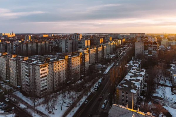 Paisaje panorámico aéreo nocturno desde la azotea de Voronezh. Casas, atardecer, cielo — Foto de Stock