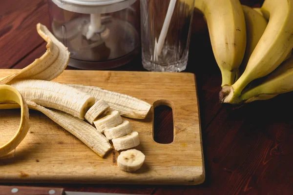 Разрезанные на куски бананы на деревянной доске. Здоровое питание — стоковое фото