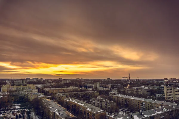 Vzdušné večerní panoráma od střechy z Voroněže. Domy, západ slunce, obloha, mraky — Stock fotografie