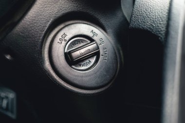 Araba ateşleme kapatın. Araba iç, motoru start stop anahtar şalter