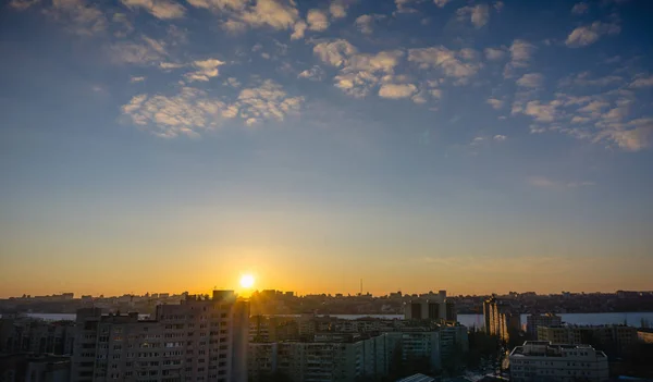 Voronezh cityscape εναέρια πανοραμική θέα στον τελευταίο όροφο κατά το ηλιοβασίλεμα — Φωτογραφία Αρχείου