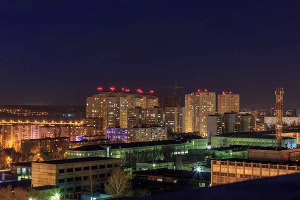Wgląd nocy gród miejski nowoczesny apartament budynków w Woroneżu — Zdjęcie stockowe