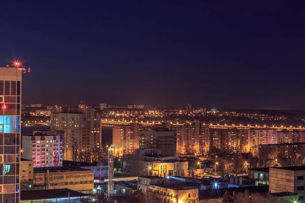 Cidade aérea noturna vista para edifícios modernos de apartamentos urbanos em Voronezh — Fotografia de Stock