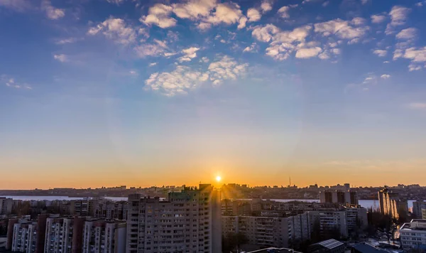 Воронежский городской пейзаж панорамный вид с крыши на закат — стоковое фото