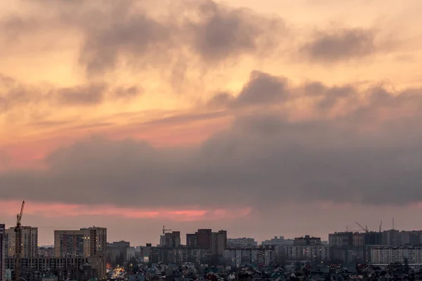 Dramático paisaje urbano aéreo al atardecer desde la azotea de la ciudad de Voronezh con casas — Foto de Stock