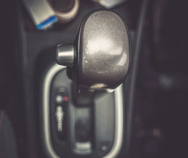 Interior mobil. Tutup mobil transmisi otomatis dalam mode parkir — Stok Foto