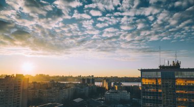 Gün batımı, Voronezh şehir, şehir hattı, bulutlar ile panorama kentsel cityscape 