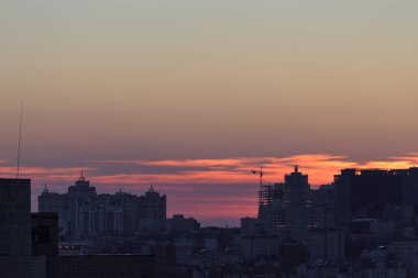 Ev ve modern bir şehir'in mimaride siluetleri 