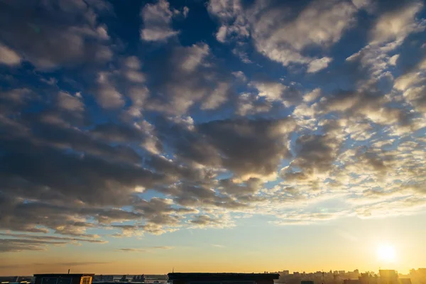 Sonnenuntergang Stadtbild Hintergrund mit Spindrift Wolken und dramatischen Himmel — Stockfoto