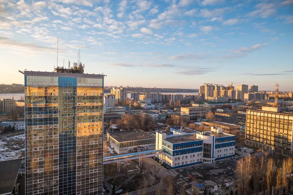 Stedelijke stadsgezicht bij zonsondergang, Voronezj city, panorama met stadslijn, wolken — Stockfoto