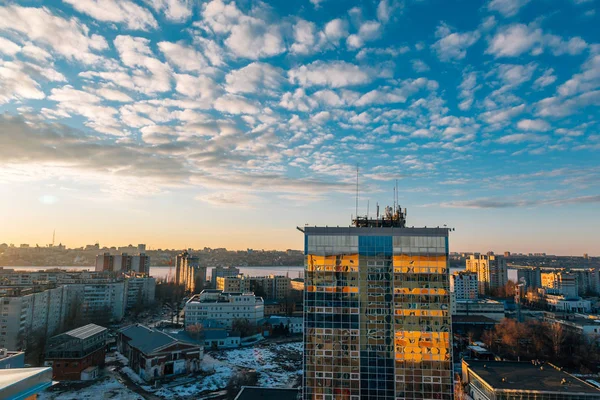 Paisaje urbano al atardecer, ciudad de Voronezh, panorama con línea de ciudad, nubes — Foto de Stock