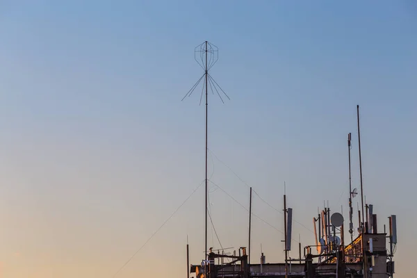 Antenas de telefone celular, transmissão móvel e torre de telecomunicações — Fotografia de Stock