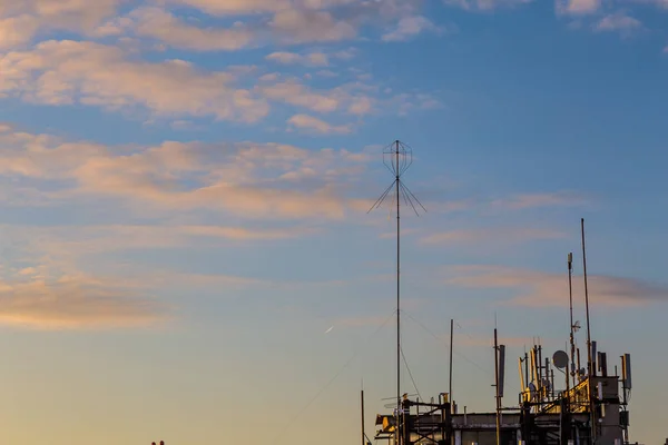 Antenas de telefone celular, transmissão móvel e torre de telecomunicações — Fotografia de Stock