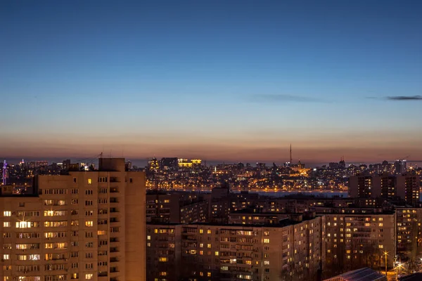 Vue aérienne de nuit sur les immeubles d'appartements modernes urbains à Voronej — Photo
