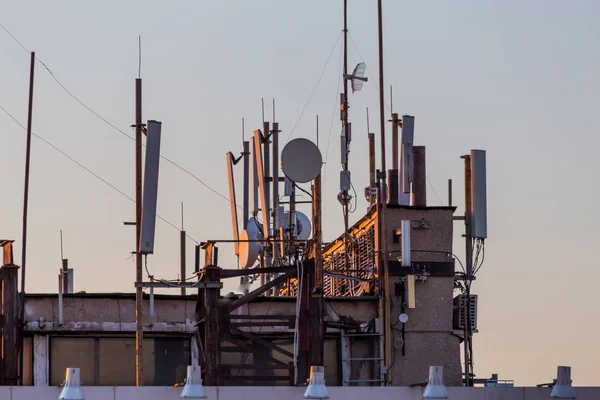 Antenas de telefone celular, transmissão móvel e torre de telecomunicações — Fotografia de Stock