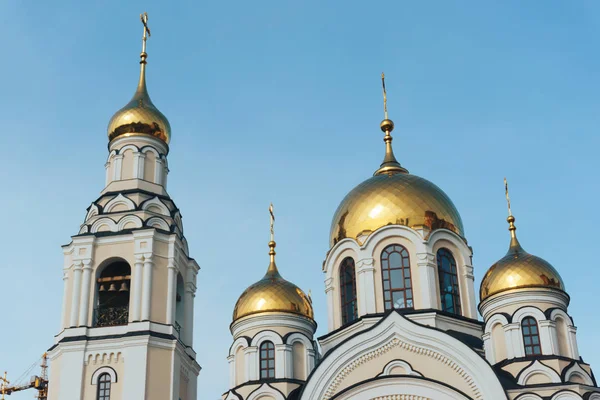 Cupole d'oro della chiesa ortodossa contro il cielo blu, Voronezh, Russia — Foto Stock