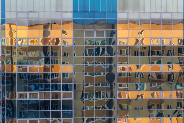 Fachada de una pared de cristal de un edificio moderno con reflejo de otro edificio — Foto de Stock