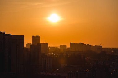 Günbatımı zamanı, akşam kara sevdanın evlerin siluetleri şehirde 