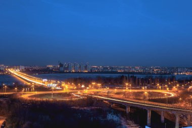 Kuzey Köprüsü ve trafik dolambaçlı Voronej, gece cityscape havadan görünümü
