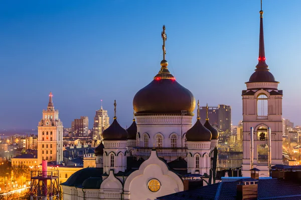 La Catedral de la Anunciación (Iglesia Ortodoxa) en el centro de la ciudad de Voronezh — Foto de Stock