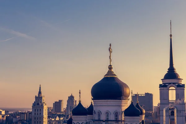 A Catedral de Anunciação no centro da cidade de Voronezh, Rússia, ao pôr do sol de volta — Fotografia de Stock