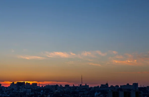 Paysage urbain face à un coucher de soleil spectaculaire et coloré, beaucoup d'espace pour le texte , — Photo