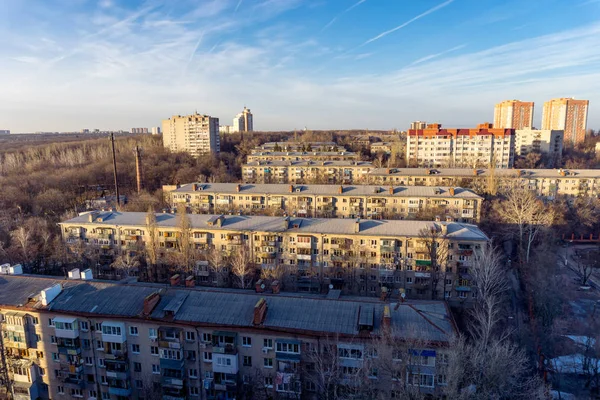 Der Schlafbereich der Stadt Woronesch, die alten fünfstöckigen Häuser — Stockfoto