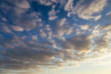 Dramatik güzel gökyüzü günbatımı cirrus bulutlar ile arka plan olarak kullanılabilir
