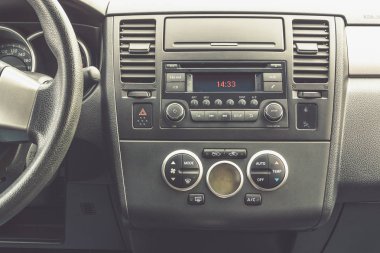 Aracın iç görünüm. Modern teknoloji araba dashboard kapatın. İklim 