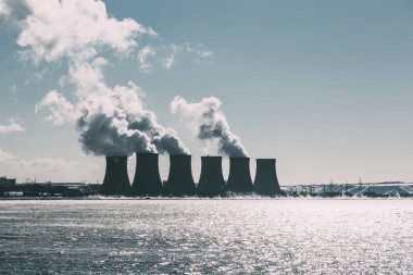 Soğutma kuleleri Npp veya nükleer enerji santrali ile kalın duman. Koyu tonlu görüntü.