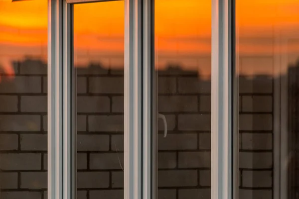 Windows v moderní budově s odrazem barevné scarlet západ slunce — Stock fotografie