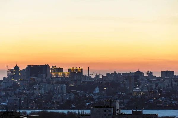 Silhouetten van huizen en architectuur van een moderne stedelijke Voronezh, stadsgezicht — Stockfoto