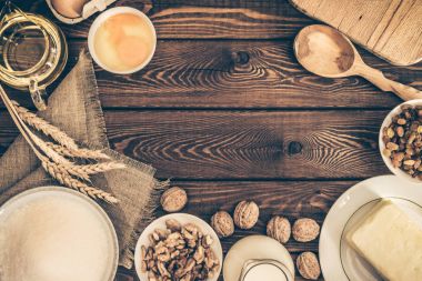 Karanlık rustik ahşap zemin üzerine ev yapımı hamur işleri için malzemeler pişirme. culinar