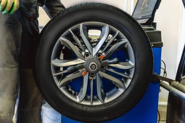 Yangın önleyici donatım makine aleti üzerinde Dengeleme bilgisayar tekerlek makinist işçisi yapar