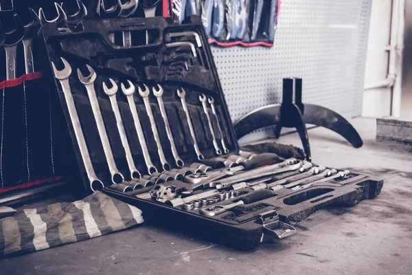 Alat-alat kerja untuk memperbaiki mobil di bengkel mobil, foto kencang — Stok Foto