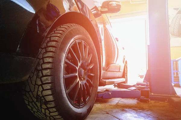 Mobil di garasi layanan perbaikan mobil dengan perbaikan khusus — Stok Foto