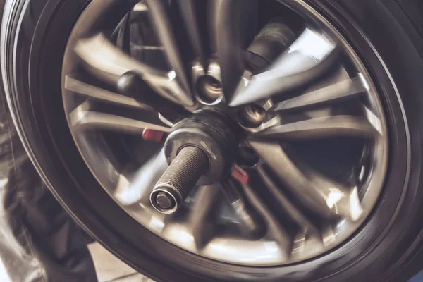 Close-up de balanceamento de roda em equipamento especial máquina-ferramenta em reparação de automóveis — Fotografia de Stock