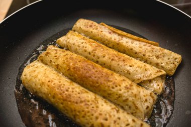 Krep yarı bitmiş ürünler, sağlığa zararlıdır sıcak yağda tavada kızarmış 