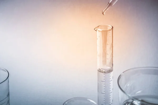 Ποτήρια ή σωλήνες δοκιμής σε κενό φόντο, επιστήμη έννοια Εξοπλισμός εργαστηρίου — Φωτογραφία Αρχείου
