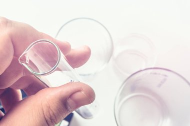 En iyi erkek eli görünümünü kabı bulanık şişeler, bilim arka plan üzerinde tutar 