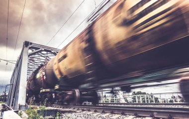 Yük treni Köprüsü aracılığıyla gider, tren vagonları ile hareket etkisi bulanıklık. 
