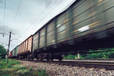 Yük treni, tren vagonları ile hareket bulanıklık etkisi, perspektif. 